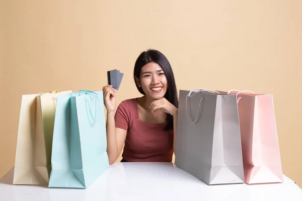 Молодая азиатка с сумкой и пустой карточкой . — стоковое фото