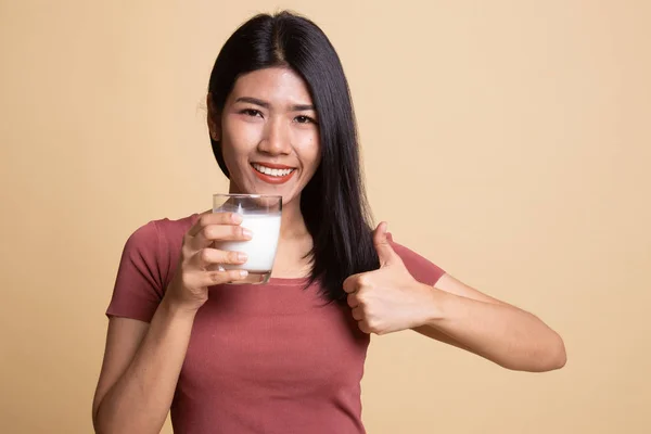 Gesunde asiatische Frau trinken ein Glas Milch Daumen nach oben. — Stockfoto