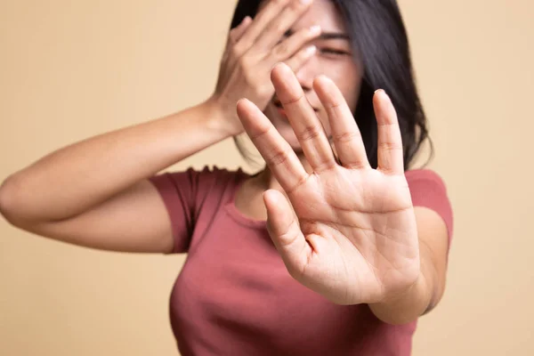 Junge asiatische Frau verbergen ihr Gesicht. — Stockfoto