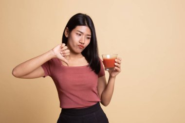 Asyalı kadın başparmak aşağı domates suyu nefret ediyorum..