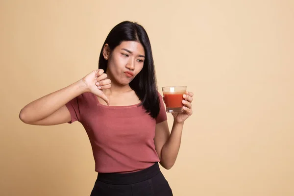 Ázsiai nő hüvelykujját lefelé paradicsomlevet. — Stock Fotó