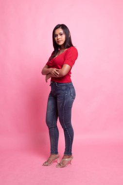 Güzel genç Asyalı kadının tam vücut.