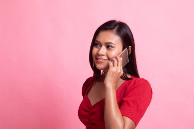 Cep telefonu ile konuşurken genç Asyalı kadın.