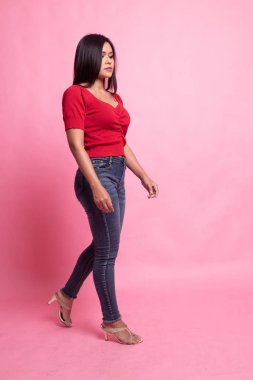 Güzel genç Asyalı kadının yürüyüş tam vücut.