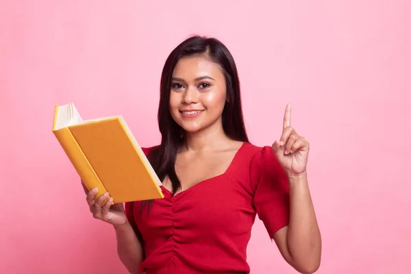 Joven mujer asiática con un libro tienen una idea . — Foto de Stock