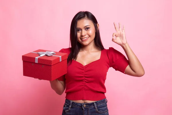 Joven mujer asiática show OK con una caja de regalo . —  Fotos de Stock