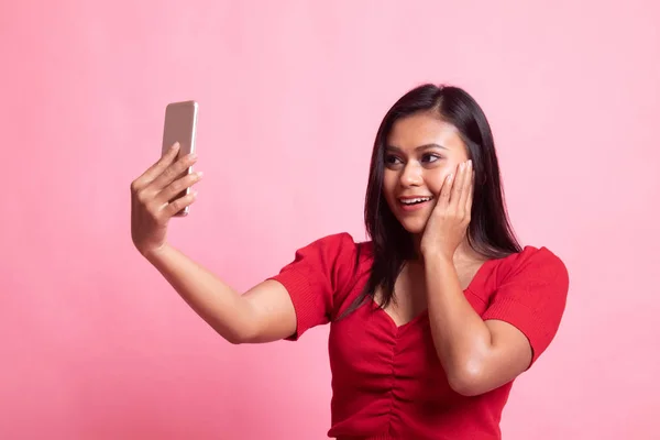 Jeune femme asiatique selfie avec téléphone mobile . — Photo