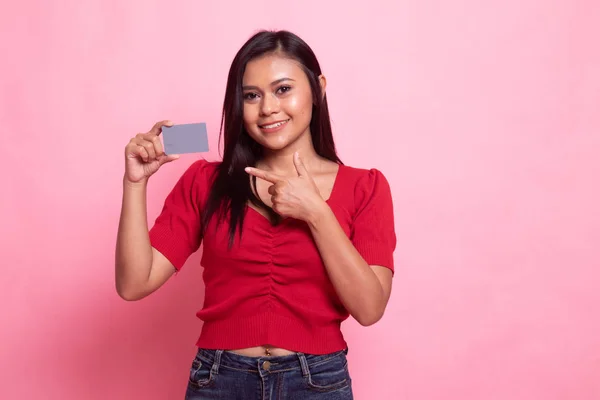 Joven mujer asiática señalar a una tarjeta en blanco . —  Fotos de Stock