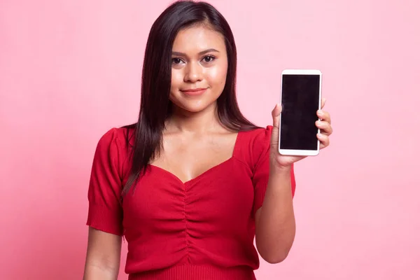 Jeune femme asiatique avec téléphone mobile. — Photo