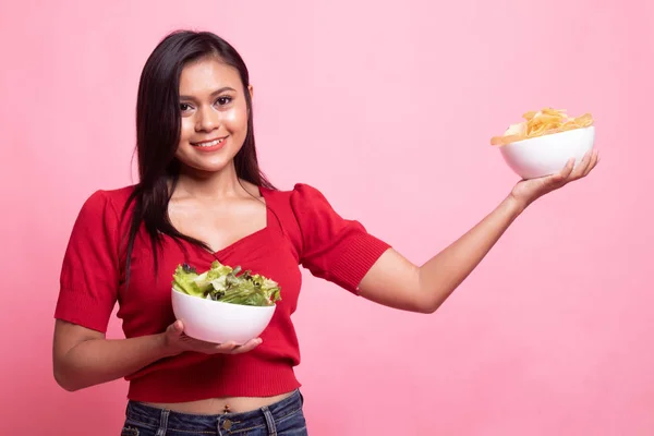 Giovane donna asiatica con patatine e insalata . — Foto Stock