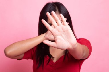 Genç Asyalı kadın yüzünü gizlemek.