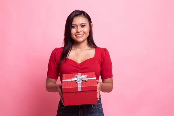 Jovem mulher asiática com uma caixa de presente . — Fotografia de Stock