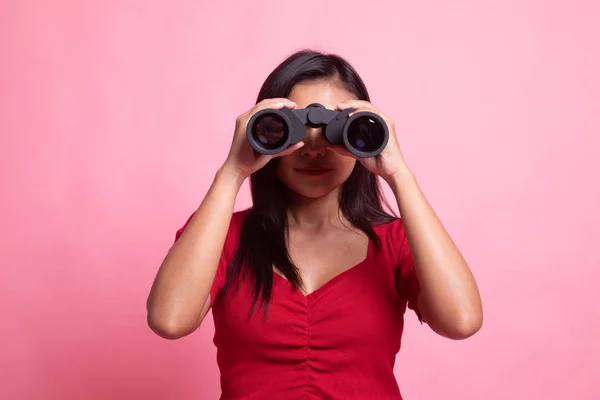 Mladá asijská žena s dalekohledem. — Stock fotografie