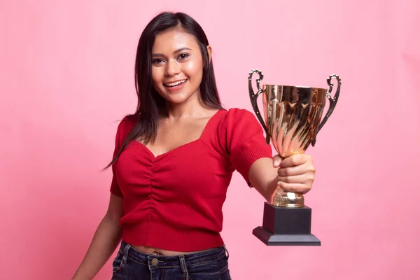 Bem sucedido jovem asiático mulher segurando um troféu . — Fotografia de Stock