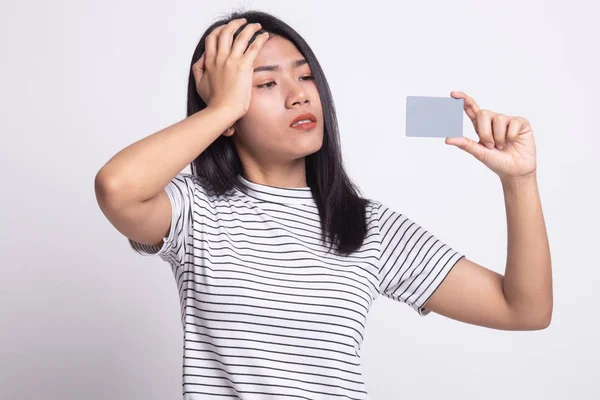 Jeune asiatique femme maux de tête avec une carte blanche . — Photo