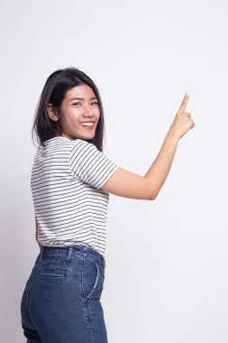 Asyalı kadın onun parmak ile ekranın dokunmadan.