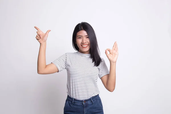 Ung asiatisk kvinna peka och Visa Ok. — Stockfoto