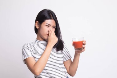 Genç Asyalı kadın nefret domates suyu.