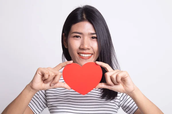 Mulher asiática com coração vermelho . — Fotografia de Stock