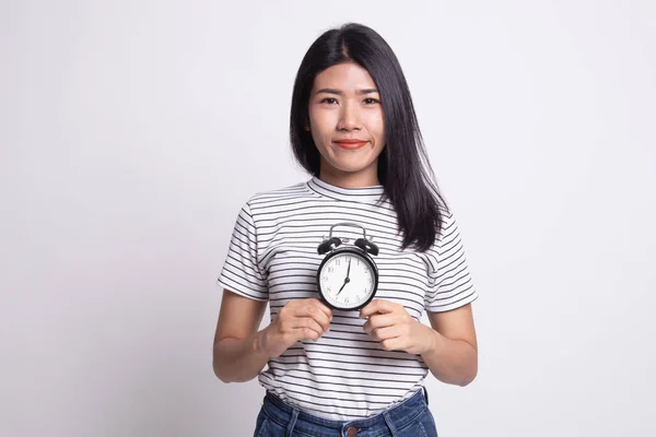 Ung asiatisk kvinna leende med en klocka. — Stockfoto