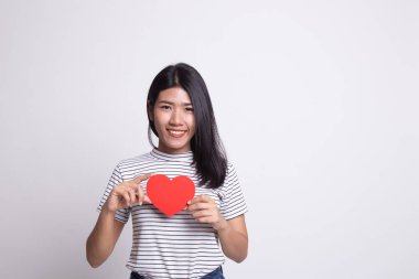 Kırmızı kalpli Asyalı kadın.