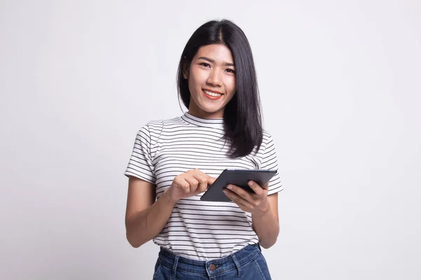 Jeune femme asiatique avec une tablette informatique . — Photo