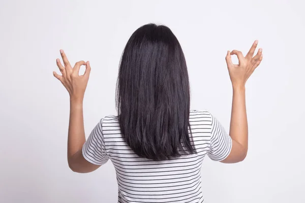 Visão traseira da mulher asiática mostrar duplo sinal de mão OK . — Fotografia de Stock