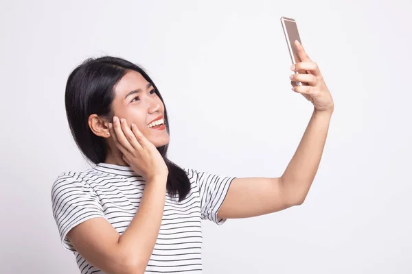 Mladá asijská žena selfie s mobilním telefonem. — Stock fotografie