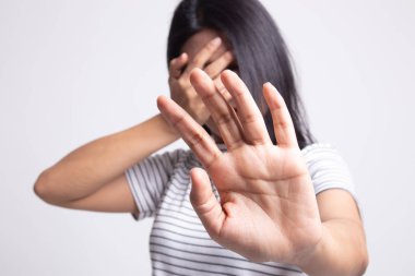 Genç Asyalı kadın yüzünü gizlemek.