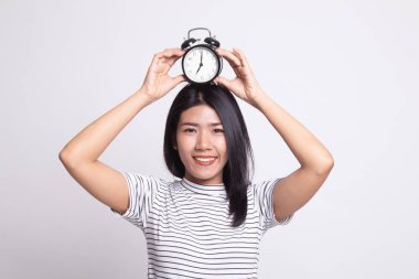 Genç Asyalı kadın gülümseme ile bir saat.