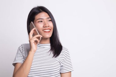 Cep telefonu ile konuşurken genç Asyalı kadın.