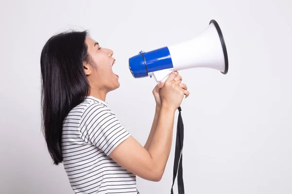 Bela jovem ásia mulher anunciar com megafone . — Fotografia de Stock