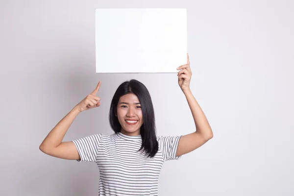 年轻的亚裔女子指向空白符号. — 图库照片