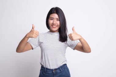 Genç Asyalı kadın göstermek iki başparmak yukarıya.