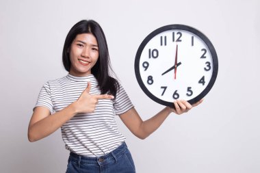 Bir saat noktasına genç Asyalı kadın.