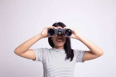 Dürbün ile genç Asyalı kadın.