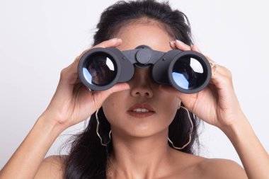 Dürbün ile genç Asyalı kadın.