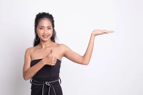 Bela jovem ásia mulher ponto para palma mão . — Fotografia de Stock