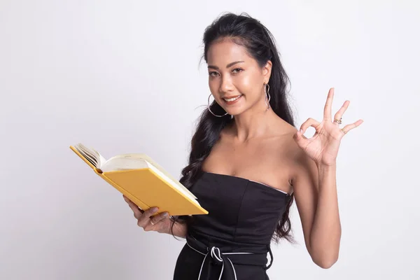 Giovane asiatico donna spettacolo OK con un libro . — Foto Stock