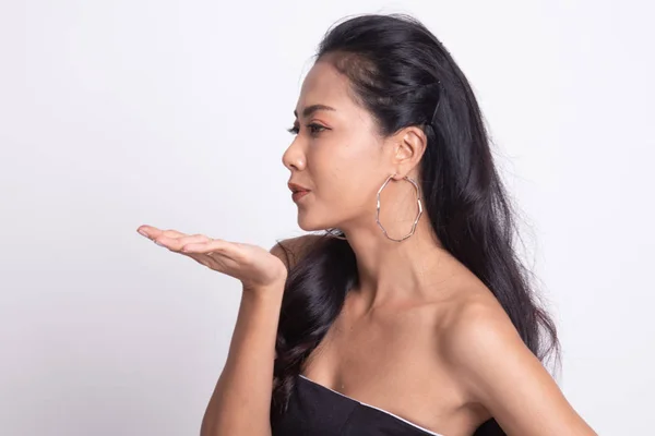 Bella Giovane Donna Asiatica Soffiare Bacio Sfondo Bianco — Foto Stock