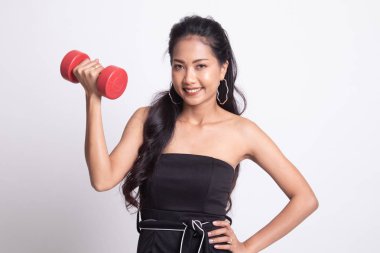 Dumbbells ile sağlıklı Asyalı kadın.