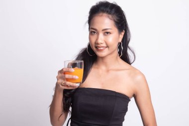 Genç Asyalı kadın içki portakal suyu.