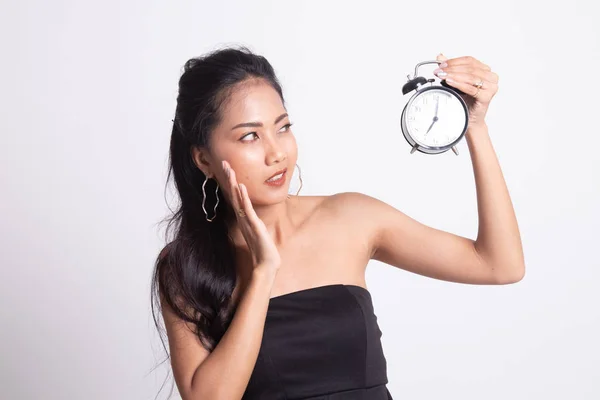 Jovem mulher asiática é estressado com um relógio . — Fotografia de Stock