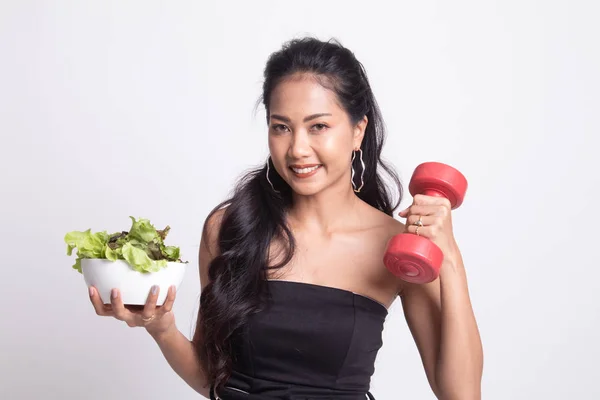 Mujer asiática sana con mancuernas y ensalada . —  Fotos de Stock