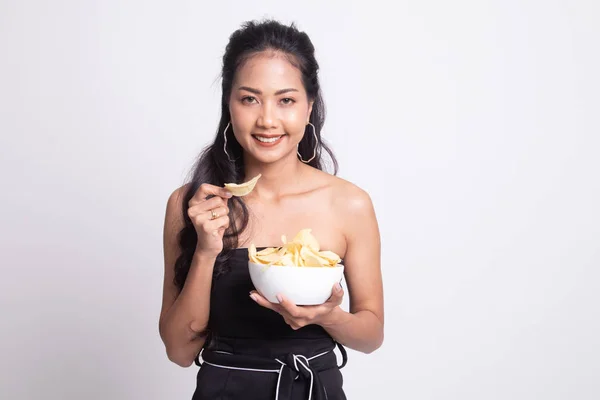 Giovane donna asiatica mangiare patatine fritte . — Foto Stock