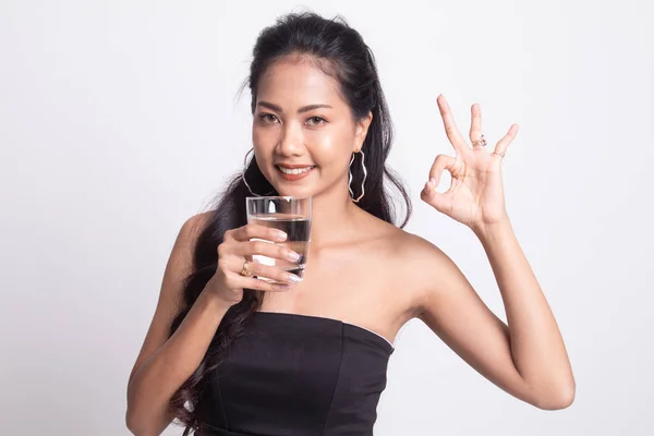 Jovem mulher asiática mostrar OK com um copo de água potável . — Fotografia de Stock