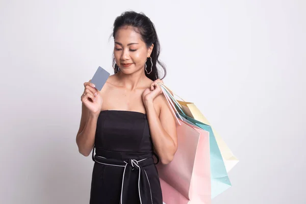 Ung asiatisk kvinna med shoppingväska och tomma kort. — Stockfoto