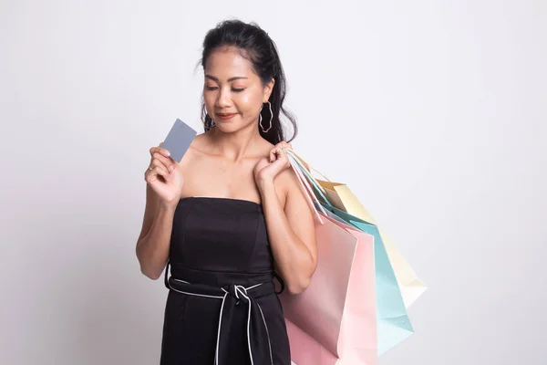 Mujer asiática joven con bolsa de compras y tarjeta en blanco . —  Fotos de Stock