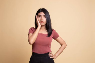 Genç Asyalı kadın diş ağrısı var.