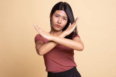 Güzel genç Asyalı kadın hayır diyor..